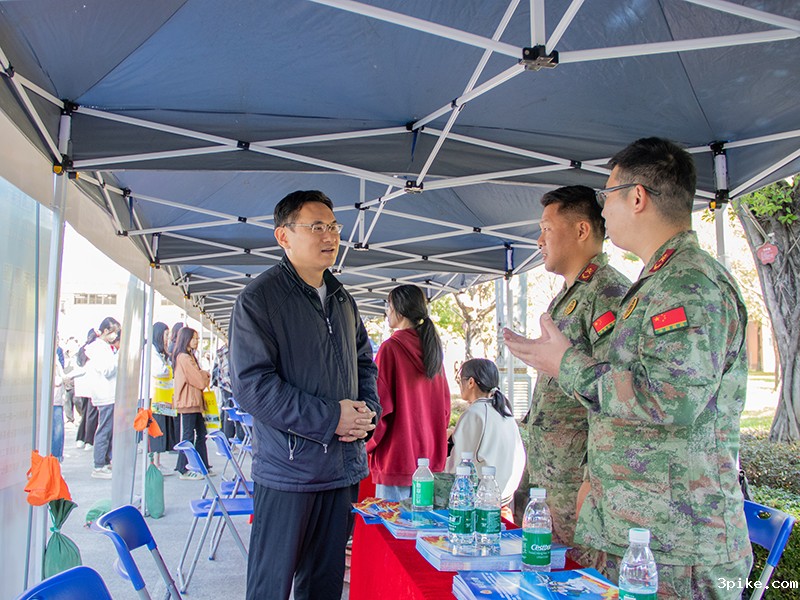 校领导与国防征兵部门交流